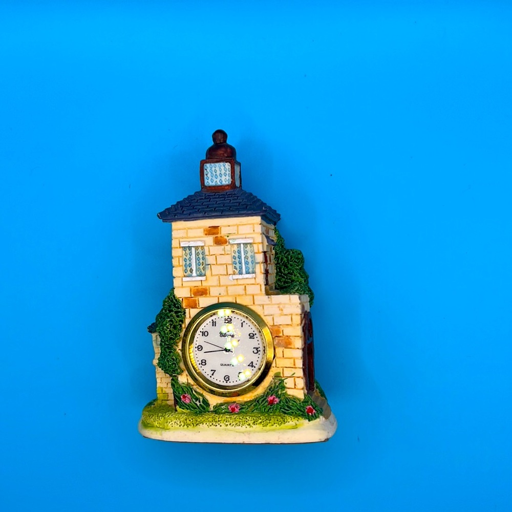 Quartz Clock. English Cottage Nicely Detailed With Flowers. Great Preowned Cond